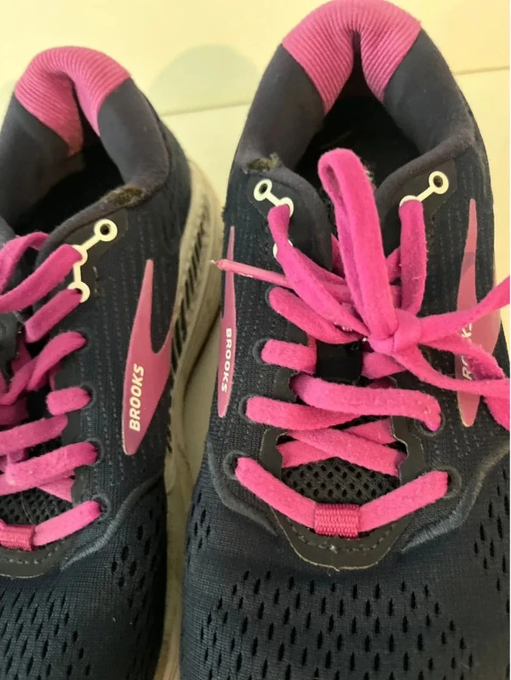 Brooks Ariel Running Shoes Women’s Size 7.5 Navy blue purple Sneakers